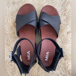 Mia wedge sandal in black with white rubber bottoms size 9